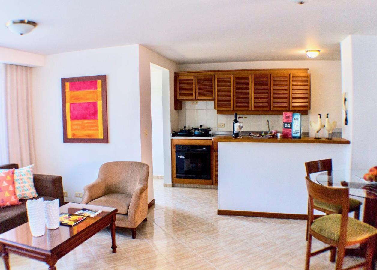 Portal Del Rodeo Apartahotel Medellin Bagian luar foto