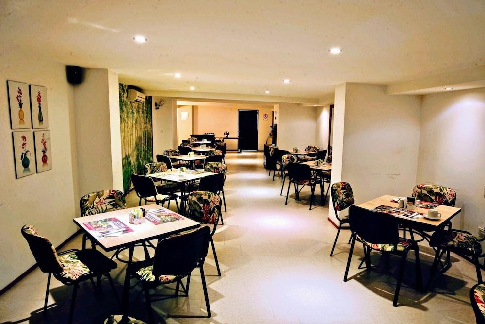 Portal Del Rodeo Apartahotel Medellin Bagian luar foto