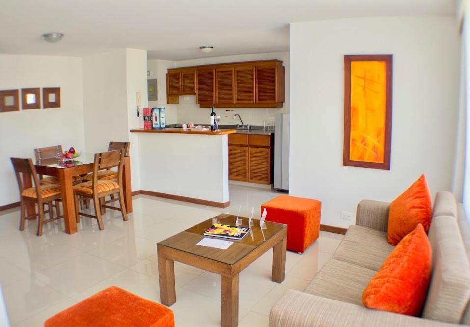 Portal Del Rodeo Apartahotel Medellin Bagian luar foto