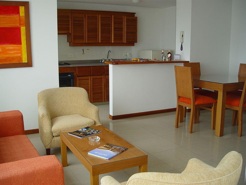 Portal Del Rodeo Apartahotel Medellin Bagian luar foto